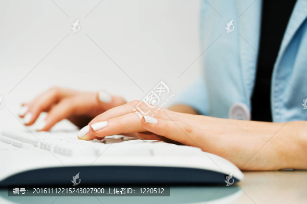 女性在電腦上工作