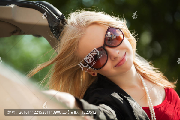 快樂(lè)的年輕金發(fā)與一個(gè)新的敞篷車(chē)