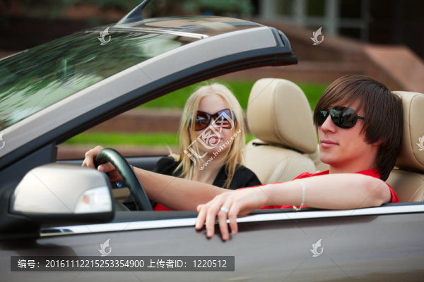 車里的年輕夫婦