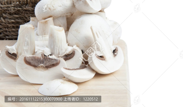 鮮香菇蘑菇在鄉(xiāng)村籃白色隔離