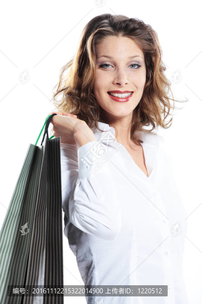 拿著白色背景的購物袋的婦女