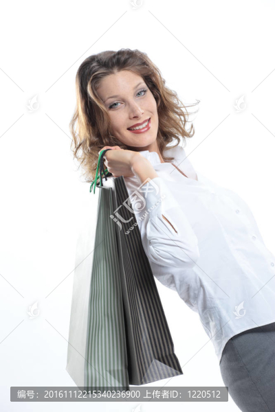 拿著白色背景的購物袋的婦女