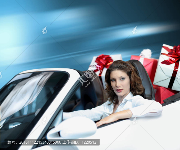 年輕女性；購物；敞篷車；禮品盒