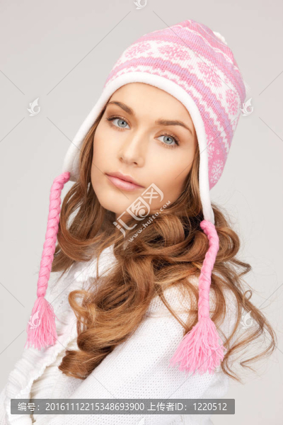 美麗的女人在冬天的帽子