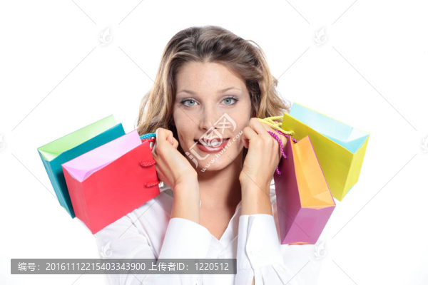 漂亮的購物女人拿著五顏六色的袋子；微笑；白色背景