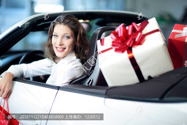 年輕女性；購物；敞篷車；禮品盒