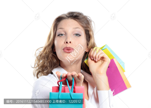 美麗的購物婦女持有五顏六色的袋子；接吻；白色背景