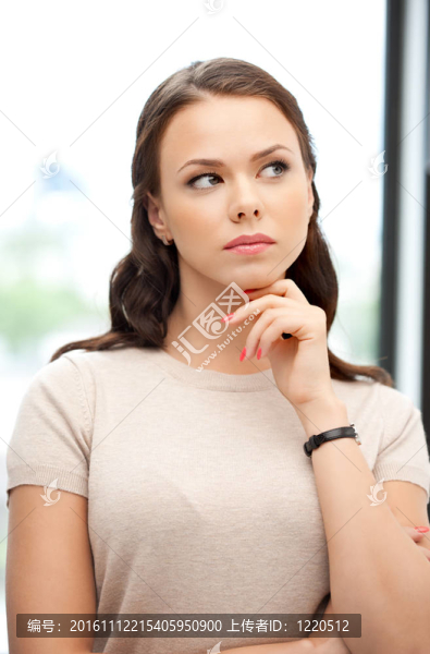 冷靜嚴肅的女人