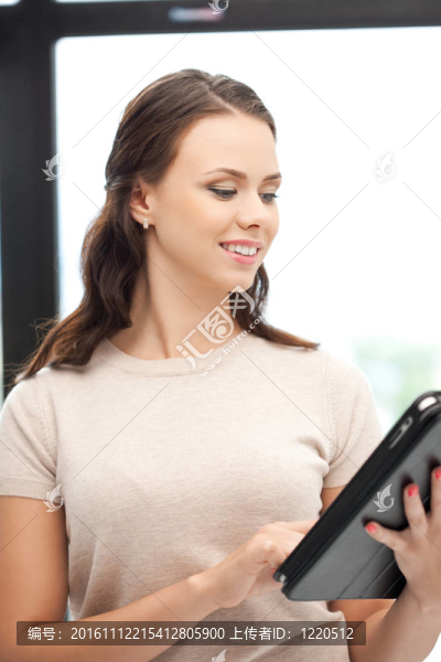 幸福的女人用平板電腦電腦