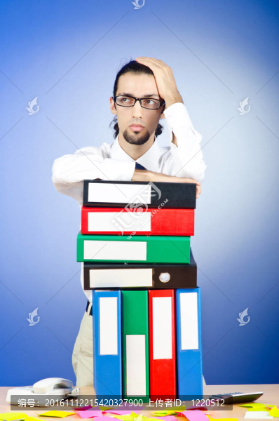 許多辦公室文件夾的商人