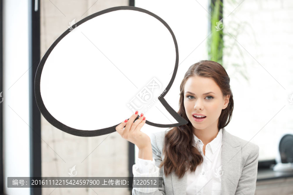 微笑與空白文本泡泡女商人
