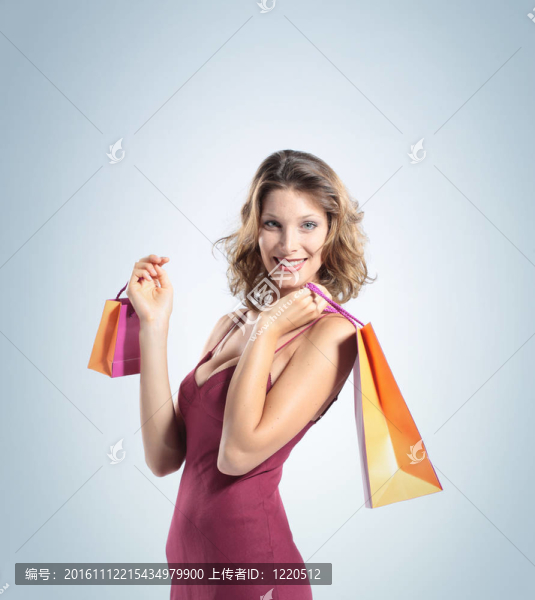 微笑的女人拿著五顏六色的袋子；微笑；白色背景