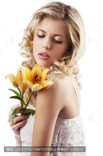 金發(fā)卷發(fā)的女人抱著莉莉