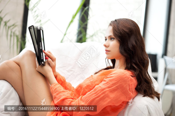 幸福的女人用平板電腦電腦