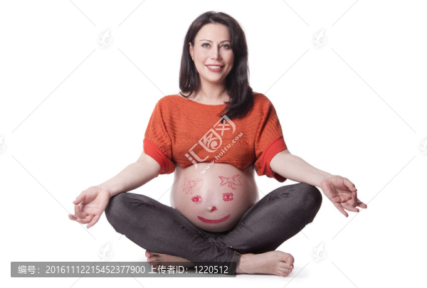 肚子上有圖片的孕婦