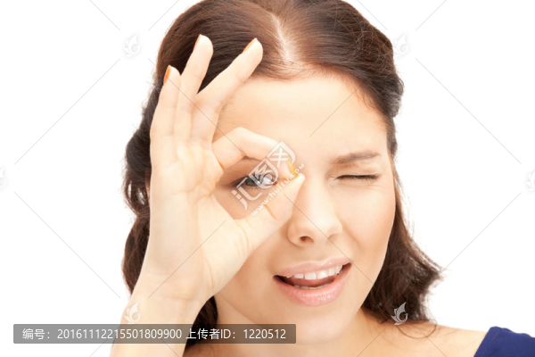 可愛的女人透過手指看洞