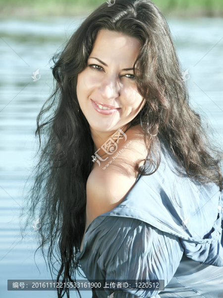 湖上性女人的肖像