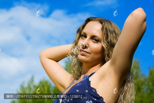 年輕的女人放松的天性