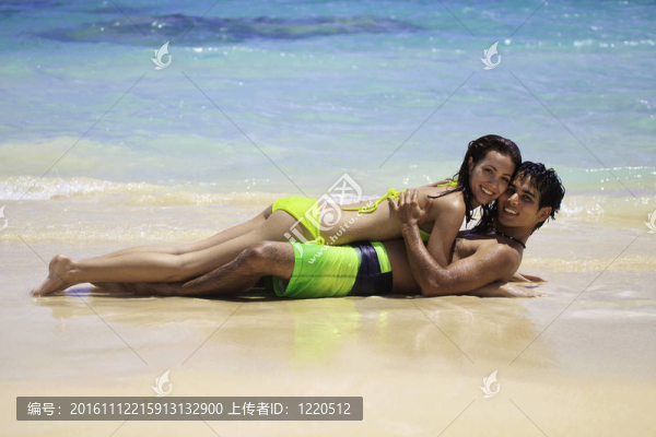 夫妻玩在水的邊緣
