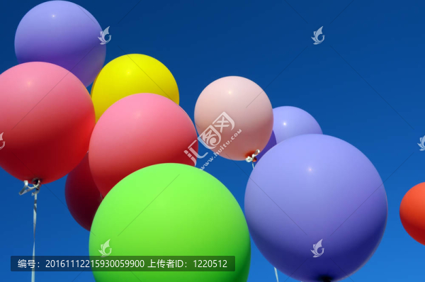 五彩的氣球在城市節(jié)