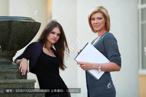 兩個年輕的學生在校園里