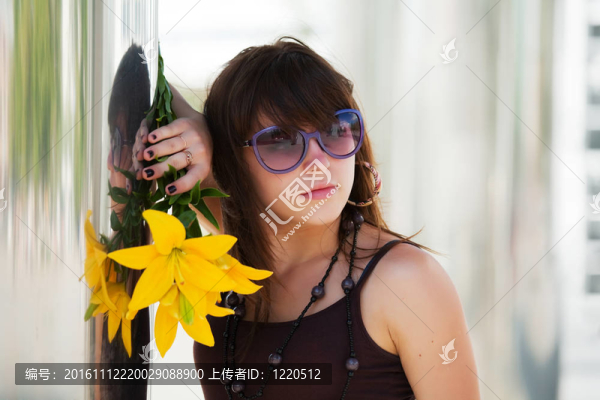 悲傷的年輕女人和莉莉