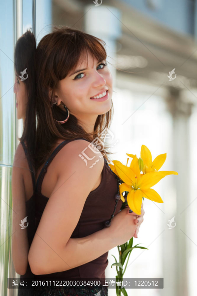快樂的年輕女人和莉莉