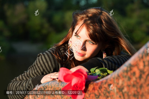 帶玫瑰的年輕女人