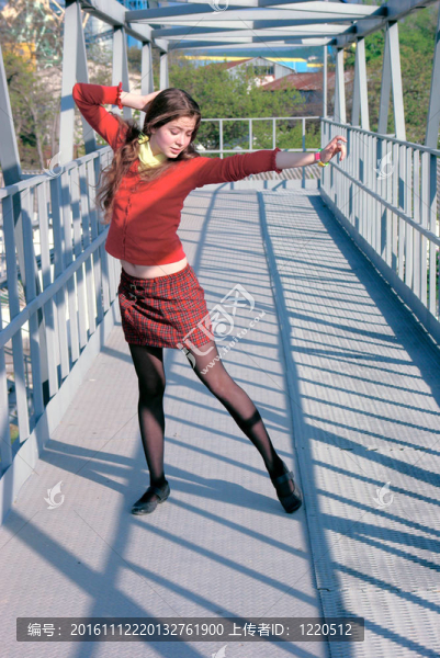 橋上的學校女孩