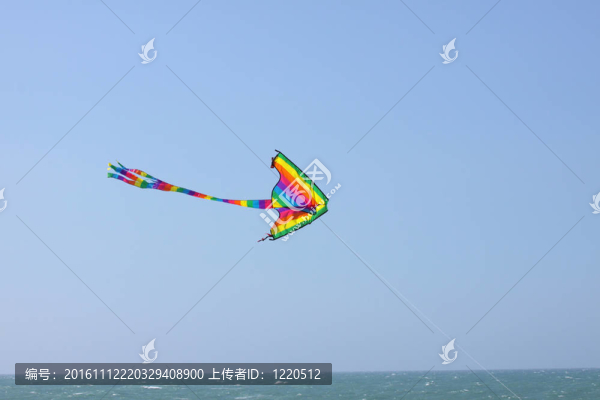 在海上的藍天上的風箏