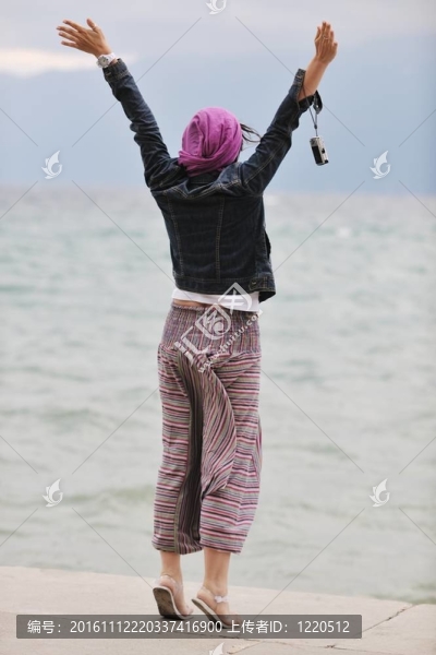 美麗的年輕女子在海灘與圍巾