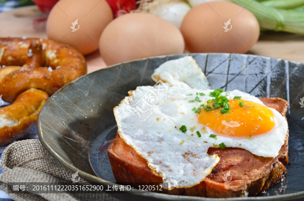 蛋肉面包