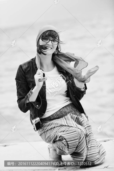 美麗的年輕女子在海灘與圍巾