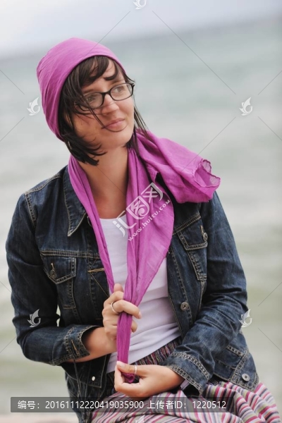 美麗的年輕女子在海灘與圍巾