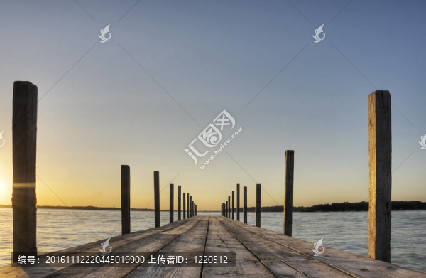 歐克博奇湖上的浮橋-匯圖網(wǎng) www.fosd68.com 歐克博奇湖上的浮橋