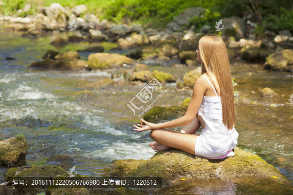 美麗的女人實(shí)踐瑜伽對(duì)河流自然