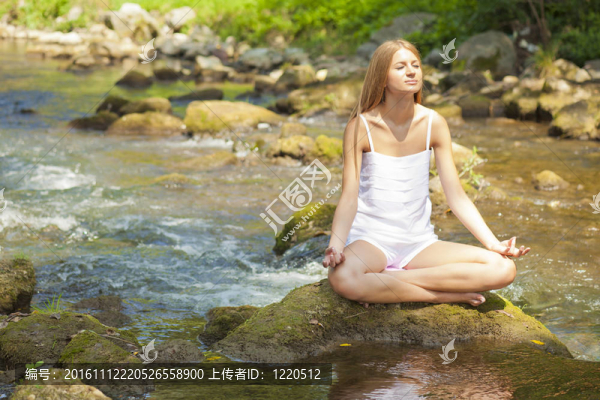 美麗的女人實踐瑜伽對河流自然