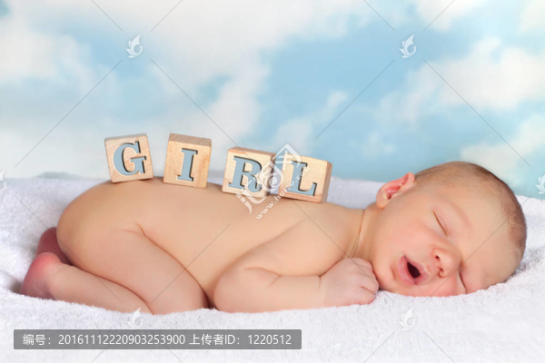 新生女孩的木制積木