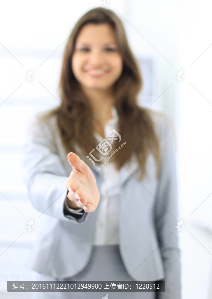 商業(yè)女人給了一個(gè)握手