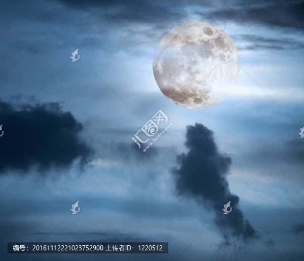 一個(gè)多云的夜晚的滿月