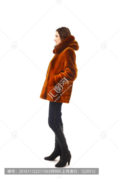 冬天穿著購物袋的女孩；穿著白色的衣服