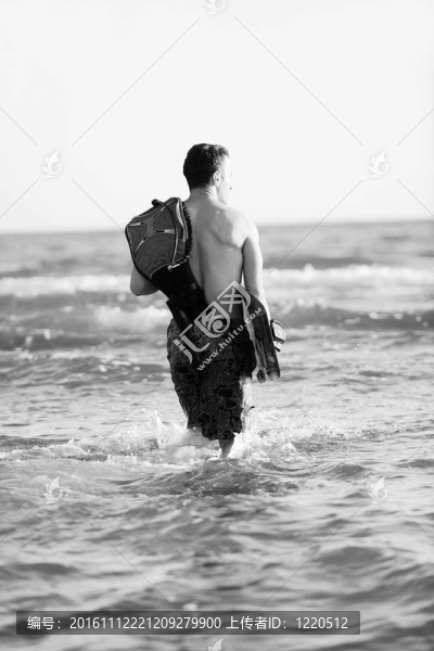 一個年輕人在海灘上的日落kitsurf肖像