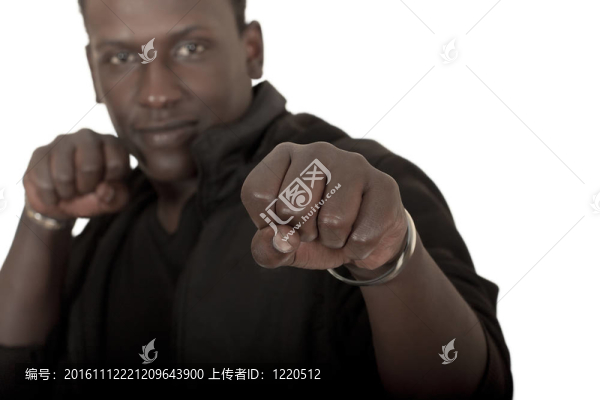 在拳擊臺的年輕黑人男子