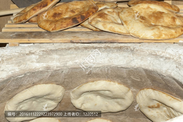 在石爐烘烤面包