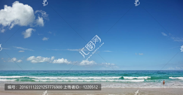 早晨的熱帶海灘。男孩站在浪線。全景式構(gòu)圖。
