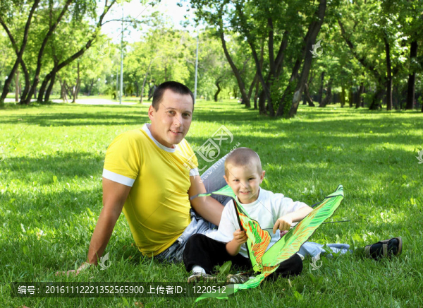 父親帶著兒子在公園里