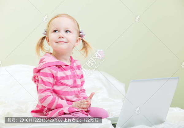 帶筆記本電腦的小女孩