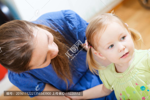 母親和女兒在家里
