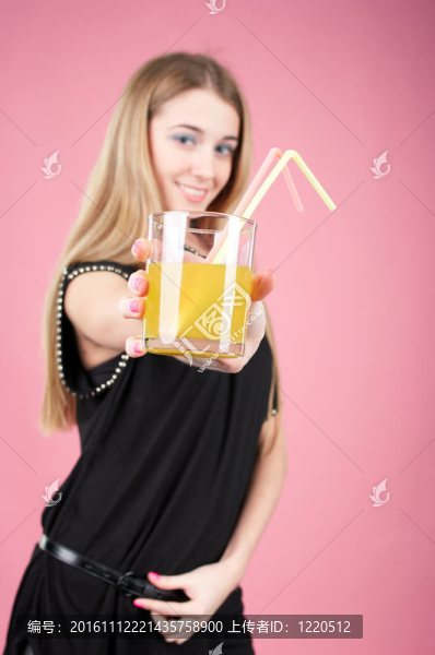 美麗的女孩提供橙汁或雞尾酒