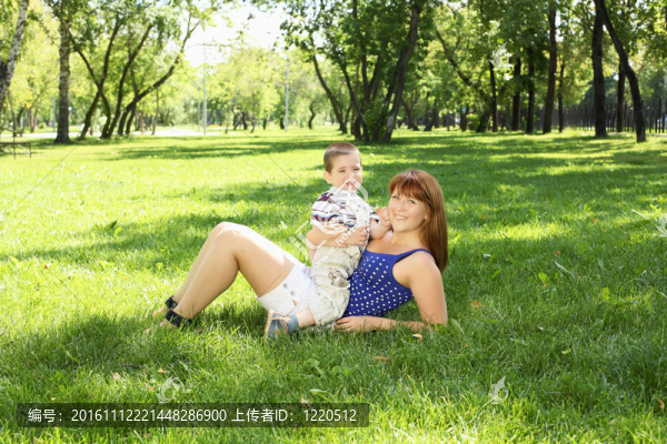 母親帶著小兒子在公園里